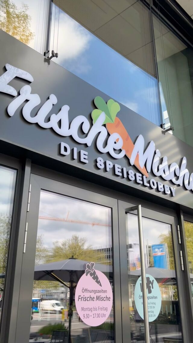 @frischemische_bielefeld – die Speiselobby in der Volksbank am Kesselbrink 

Neu, frisch und lecker!!! 
Küchenchef Rene Ferdi Raabe-Noack setzt voll auf regionale Produkte und frische Zutaten🥗
Das Angebot erstreckt sich über Bowls, Brote und wechselnde Eintöpfe. Das freundliche Team stellt euch davon gerne alles zusammen.
Ihr habt eine große Beilagen-Auswahl, Soßen und Proteine, die ergänzt werden können und natürlich verschiedene Möglichkeiten für die Basis eurer Bowl. Die Finisher, wie Petersilie, oder Sesam dürfen auch nicht fehlen. 

Im wahrsten Sinne des Wortes eine bunte, frische Mische 🥑 Wer die Mische vor Ort genießen möchte findet in dem hellen Raum der Volksbank-Lobby ganz bestimmt ein schönes Plätzchen. Bei schönem Wetter kann man es sich auf der anliegenden Terrasse gutgehen lassen ☀️
Schaut vorbei und überzeugt euch selbst!!🥰

#frischemische #bielefeldgehtaus #bielefeld #neueröffnung #gastromagazin