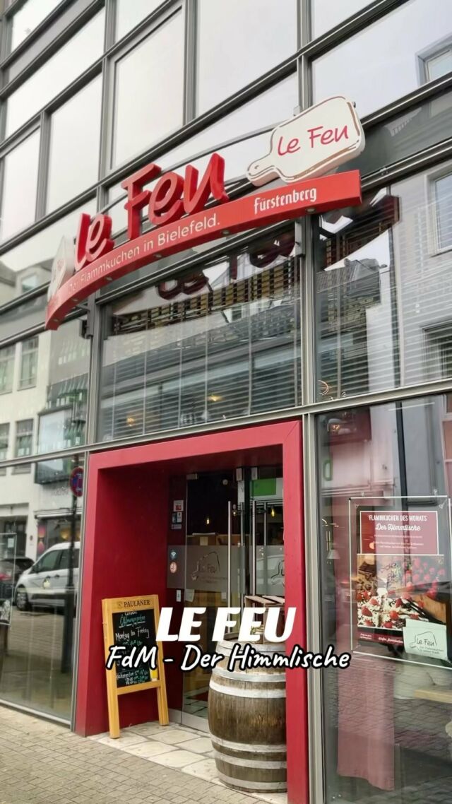 Lust einen Flammkuchen-Abend zu gewinnen? 🥰

Der Flammkuchen des Monats und das TOUT LE MONDE vom @lefeubielefeld 📍Ritterstraße 22 in der Altstadt laden dich ein. 🍷 

Das Highlight im Juli: „Der Himmlische“ mit süßer Creme, frischen Erdbeeren 🍓 aus der Senne und knackigen Schokoraspeln. 😍

Auf der Speisekarte findest du noch 50 weitere Flammkuchen! 😋 Ob deftig, vegetarisch, vegan, mit Fisch oder Fleisch, scharf oder süß: Für jeden Geschmack wird der richtige Flammkuchen frisch gebacken. 🙏🏻

Bei soviel Auswahl fällt die die Entscheidung schwer? 😰 

Im TOUT LE MONDE kannst du sie ALLE essen und genießen. 🫶🏻

GEWINNSPIEL für unsere Community:
Gewinne zwei Mal das TOUT LE MONDE! 🥰

Wie kannst du am Gewinnspiel teilzunehmen?
1.) Folge dem @lefeubielefeld und
2.) mit welcher Person würdest du gerne diesen Abend verbringen? Markiere sie in den Kommentaren. 💞

Dann bist du im Lostopf. 🙌🏻

Das Gewinnspiel endet am 14.07.2024 um 23:59 Uhr. Der/die Gewinner/in geben wir dann in unserer Story bekannt.

Viel Glück! 🍀

PS: Folge uns 👉🏻 @bielefeld.geht.aus doch. Dann verpasst du nichts mehr! 🤓

#bielefeld #bielefeldgehtaus #flammkuchen #flammkuchenliebe #erdbeeren #erdbeeren🍓 #erdbeerflammkuchen #lefeu #toutlemonde #bielefelder