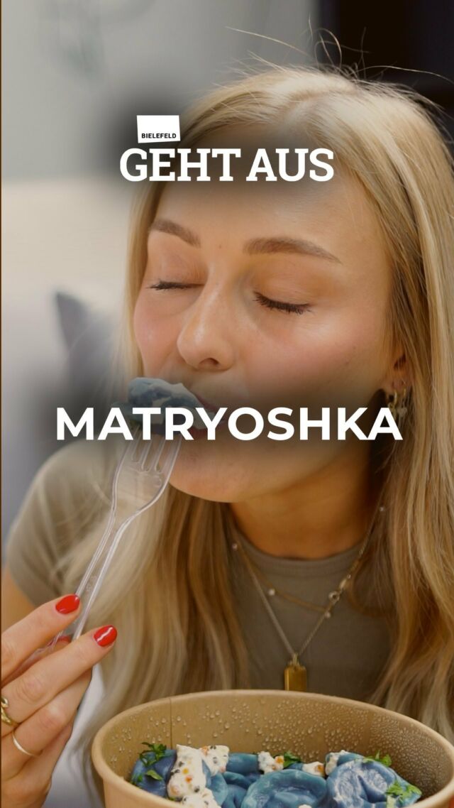 Blaue Pelmeni? 😳

Und noch viel mehr: @matryoschkaliefert ab!

Kennst du schon diese DREI Bestseller?
😋 Pelmeni Blauer Vogel
😋 Seafood 🍤 
😋 Wareniki mit verschiedenen Füllungen

Und als Nachtisch: Kiewer Kuchen 🍰 😋

Viele Klassiker wie Schaschlik oder Manti gibt’s s natürlich auch. 🥹

Dazu noch ein eiskaltes 🧊 Getränk.

Genieße deine Bestellung!

Hunger bekommen? 🤤 

Ab auf die Website:
www.matryoshka-liefert.de (Link in den Highlights)

Lieferung oder Abholung (📍 Schillerstraße 102, 33609 Bielefeld) auswählen und bestelle jetzt! 😋

Die nächste Lieferung geht auf @matryoschkaliefert und uns!

Gewinnspiel:
Es gibt einen 50 Euro Gutschein auf deine Bestellung bei @matryoschkaliefert zu gewinnen!

Wie kannst du mitmachen?
1.) @matryoschkaliefert folgen und
2.) verrate uns in den Kommentaren, mit wem du auch mal gerne auf der Couch chillst. 🫶🏻

Dann bist du im Lostopf.

Die Teilnahme ist bis zum 08.09.2024 | 23.59 Uhr möglich und den/die Gewinner geben wir dann in unserer Story bekannt. Viel Glück! 🍀 

PS: Danke an @moebelfuxx für die Drehlocation. 🫶🏻🦊

#bielefeldgehtaus #bielefelder #bielefelderin #bielefeld #lieferdienst #pelmeni #seafood #vareniki