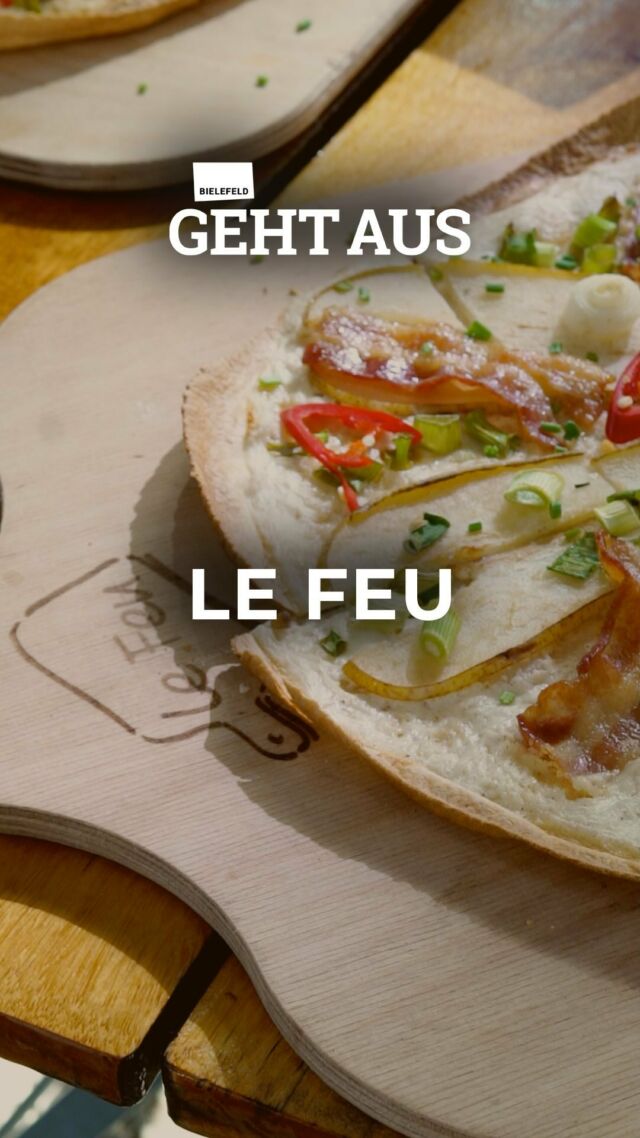 Kennst du das auch aus deinem Gruppenchat: „Heute Abend was essen gehen?“ 🙉

Person 1: „Ja!“ 🐵
Person 2: „Nur was trinken“ 🙊
Person 3: „Würde spontan entscheiden!“ 🙈

Gut, dass es das @lefeubielefeld in der📍Ritterstraße 22 gibt. 🇫🇷 

Hier werden alle glücklich. 🫶🏻
Ob entspannt nur was trinken oder einen Flammkuchen oder mehrere: Auf der Speisekarte findest du 50 Flammkuchen! 

🧅 Ob deftig 🥓 
🌱 fleischlos glücklich (vegetarisch & vegan) 🫑
🐟 Fisch oder Fleisch 🐔 
🌶️ scharf oder süß 🍫 

Für jeden Geschmack wird der richtige Flammkuchen frisch gebacken. 😇

Bei soviel Auswahl fällt dir die Entscheidung schwer? 🥲

Im TOUT LE MONDE kannst du sie ALLE essen und genießen. Probiere es aus! 😋 

GEWINNSPIEL für unsere Community:
Gewinne zwei Mal das TOUT LE MONDE! 

Wie kannst du am Gewinnspiel teilzunehmen?
1.) Folge dem @lefeubielefeld und
2.) mit welcher Person würdest du gerne diesen Abend verbringen? Markiere sie in den Kommentaren.

Dann bist du im Lostopf. 🫶🏻

Das Gewinnspiel endet am 08.09.2024 | 23:59 Uhr. Der/ die Gewinner/in geben wir dann in unserer Story bekannt.
Viel Glück! 🍀 

#bielefeld #bielefeldgehtaus #bielefeldaltstadt #flammkuchen #flammkuchenliebe #restaurant #toutlemonde