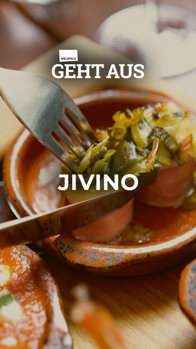 Genieße den Geschmack Spaniens! 🇪🇸 

Erlebe die wahre Kunst der Tapas im @jivino_bielefeld 📍Obernstraße 51: Wein 🍷 und Tapas wie am Mittelmeer! 🌊 

Tauche ein in die charmante Atmosphäre und lass dich von köstlichen Gerichten 🍽️ und erlesenen Weinen 🍷 verführen. 😋 

Genieße handverlesene Zutaten, liebevoll zubereitet - ein Fest für alle Sinne! 🥰

Erlebe unvergessliche Momente mit Freunden und Familie.

Dein Genussziel in Bielefeld. 🌎 

Täglich ab 17 Uhr geöffnet. 

Gewinnspiel:
Für unsere Community gibt es ein Dinner for two im @jivino_bielefeld zu gewinnen. 🫶🏻

1.) Folge dem @jivino_bielefeld und
2.) wen würdest du einladen? Markiere deinen Lieblingsmenschen in den Kommentaren! ❤️

Dann bist du im Lostopf! 🫶🏻

Die Teilnahme ist bis zum 08.09.2024 / 23.59 Uhr möglich und den/die glückliche/n Gewinner/in geben wir dann in unserer Story bekannt. Viel Glück! 🍀 

#bielefeld #bielefeldaltstadt #jivino #jivinobielefeld #tapasbar #tapas #wein #kurzurlaub