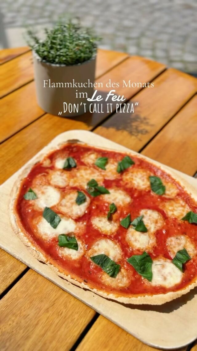 „Don’t call it Pizza!“ 🍕 😡 It‘s a Flammkuchen! 🧐
Oder vielleicht dieses mal doch?! 😅

Im August verzaubert dich der Flammkuchen des Monats im @lefeubielefeld 📍Ritterstraße 22 euch mit:
🍅 hausgemachter Tomatensoße 🍅 
🧀 cremigen Mozzarella 🧀 
🌿 frischen Basilikum 🌿 

Die „Don’t call it Pizza“ gibt es wahlweise auch mit
Funghi 🍄‍🟫 

So oder so: LECKER! 😋 

Insgesamt warten 50 verschiedene Flammkuchen darauf, von dir verputzt zu werden!

🧅 Ob deftig 🥓 
🌱 fleischlos glücklich (vegetarisch & vegan) 🌱 
🐟 Fisch oder Fleisch 🐔 
🌶️ scharf oder süß 🍫 

Für jeden Geschmack wird der richtige Flammkuchen frisch gebacken. 🥰

Im TOUT LE MONDE kannst du sie ALLE essen und genießen. Probiere es aus!

GEWINNSPIEL für unsere Community:
Gewinne zwei Mal das TOUT LE MONDE!

Wie kannst du am Gewinnspiel teilzunehmen?
1.) Folge dem @lefeubielefeld und
2.) mit welcher Person würdest du gerne diesen Abend verbringen? Markiere sie in den Kommentaren.

Dann bist du im Lostopf. 🫶🏻

Das Gewinnspiel endet am 25.08.2024 | 23:59 Uhr. Der/ die Gewinner/in geben wir dann in unserer Story bekannt.
Viel Glück!

PS: Folgst du uns @bielefeld.geht.aus schon? Wenn nicht, schnell noch machen! So verpasst du nichts! 🤭

#bielefeld #bielefeldgehtaus #bielefeldaltstadt #flammkuchen #flammkuchenliebe #restaurant
#toutlemonde #pizzalover