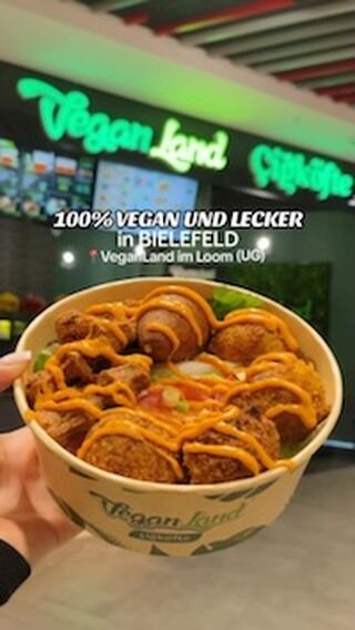 Vegan in Bielefeld! 🫶🏻

Dein Weg zum Plant-Based Genuss:
Im @veganland.bi (zu finden im UG des @loom_bielefeld 📍Bahnhofstraße 28, 33602 Bielefeld) warten köstliche vegane Speisen auf dich:

Çig Köfte 🌱 
Wrap und Lahmacun 🌯
Falafel 🧆
Burger 🍔 
Salat und Bowls 🥗
Desserts 🍮 
und sogar eine Sushi-Variante! 😍

Einfach mal vorbeischauen. Es ist unwiderstehlich lecker! 😋

Gewinnspiel:
3 x 2 Gutscheine für ein Produkt deiner Wahl gibt es unter unserer Community zu gewinnen! 

Mitmachen:
1.) Folge @veganland.bi und 
2.) verrate uns in den Kommentaren, was du gerne probieren möchtest.

Schwups und schon bist du im Lostopf. 🫶🏻

Das Gewinnspiel endet am 31.08.2024 | 23:59 Uhr.
Die Gewinner:innen geben wir dann in unserer Story bekannt. Viel Glück! 🍀 

PS: Folgst du uns @bielefeld.geht.aus schon? 🫣
Wenn nicht, schnell noch machen! So verpasst du nichts mehr! 🤭

#bielefeld #bielefeldcity #veganland #veganlandcigköfte
#veganbielefeld #veganinbielefeld #vegan #veganfood
#loombielefeld